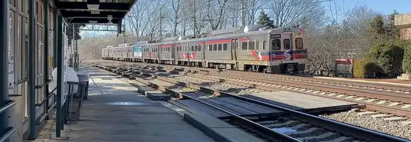 Image of a SEPTA Silverliner V on the Paoli/Thorndale line in the afternoon on a sunny day
